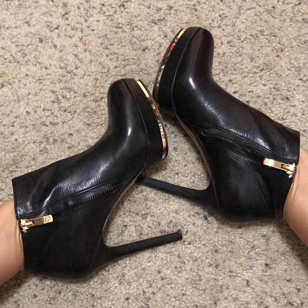 Vince Camuto black leather heeled ankle booties